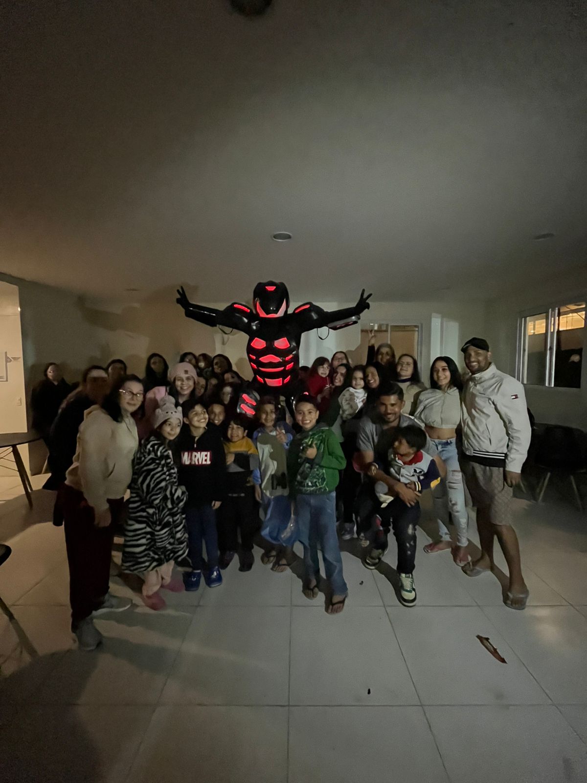 Família e crianças reunidas com Robô de LED